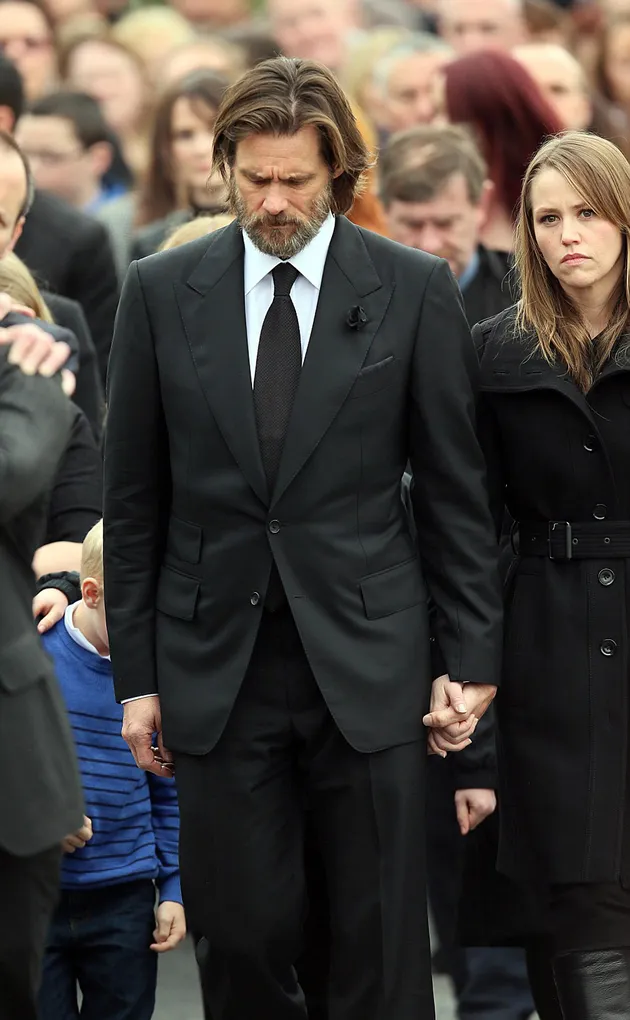 Hari-hari yang ditunggu oleh publik dan media akhirnya tiba. Tepat Sabtu (10/10), mantan pacar Jim Carrey, Cathriona White akhirnya dimakamkan.