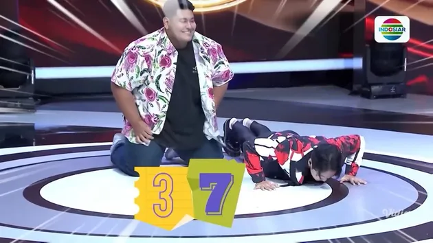 Thomas menyerah kalah saat adu push-up