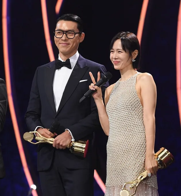 Son Ye Jin dan Hyun Bin menang popularity award