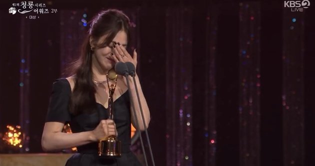 Song Hye Kyo's Moments at the 2nd Blue Dragon Awards: From the Red Carpet to Tears of Joy upon Receiving Daesang, Touching Victory Speech