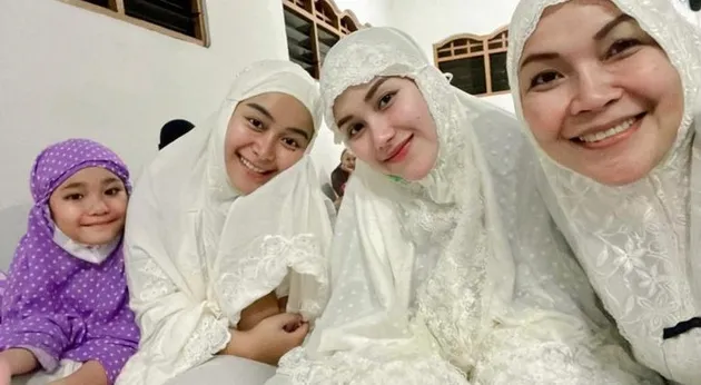 tarawih pertama selebriti, seleb tarawih, puasa selebriti