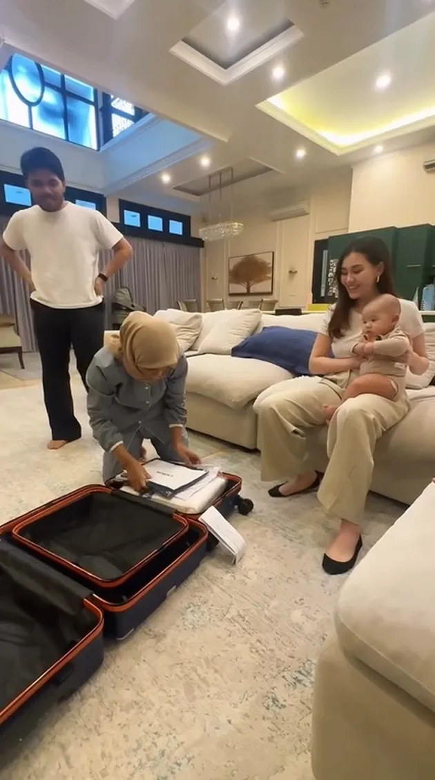 Momen Thariq Halilintar dan Aaliyah Massaid Beri Kejutan Hadiah Umroh untuk Babysitter Arash