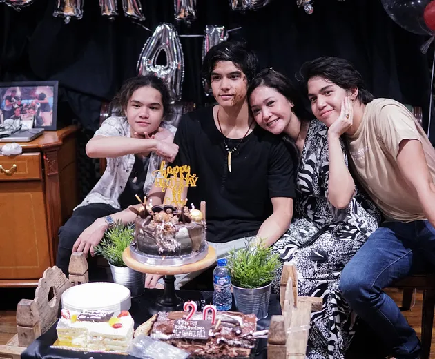 Si ganteng Al kini genap berusia 20 tahun. Untuk merayakan 2 dekade usianya, sebuah perayaan ultah spesial pun diadakan.