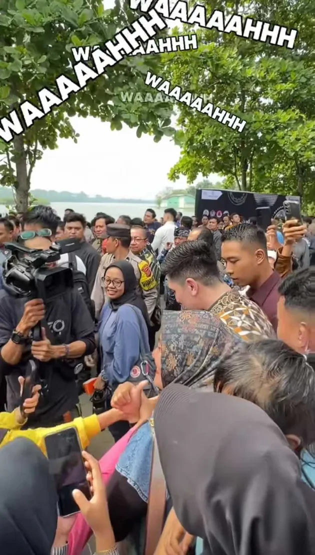 Verrell Bramasta Jajanin Mainan ke Warga dan Anak-Anak