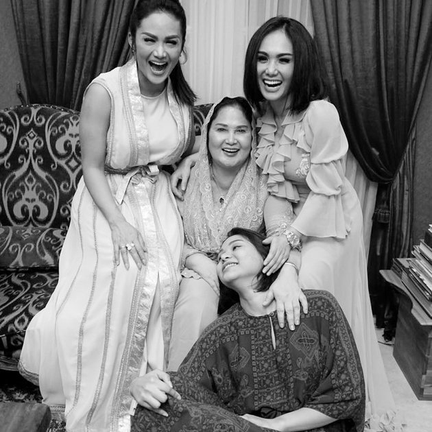A Rare Moment, Take a Look at 9 Photos of Yuni Shara and Krisdayanti's Complete Family Gathering with Their Sibling and Mother