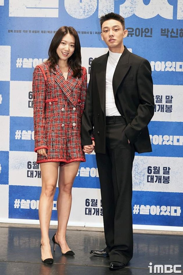 Yoo Ah In and Park Shin Hye Holding Hands Shyly, Making Everyone Who Sees Them Fall in Love!
