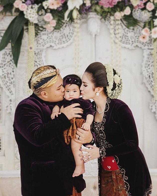 Momo Geisha Uploads Moments of Tedak Sinten Ceremony for Her Child, Full of Javanese Nuances and Flowers
