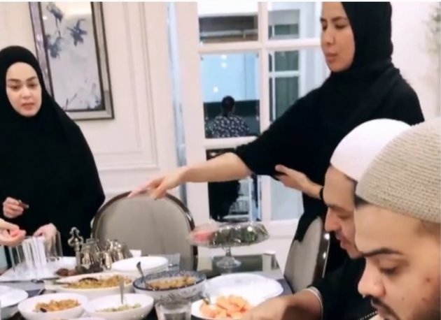 Move On from Laudya Cynthia Bella, Check Out 8 Proofs of Closeness between Engku Emran and Malaysian Influencer Noor Nabila