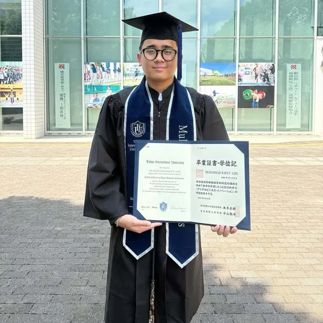 Putra Mulan Jameela wisuda