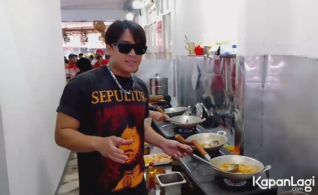 Backward Becoming an Artist After Being Criticized by Netizens, 8 Photos of Billy Syahputra Cooking Seblak for His New Business