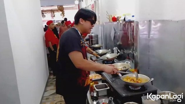 Backward Becoming an Artist After Being Criticized by Netizens, 8 Photos of Billy Syahputra Cooking Seblak for His New Business