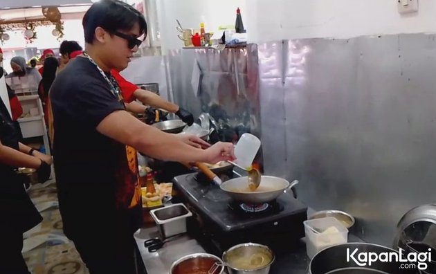 Backward Becoming an Artist After Being Criticized by Netizens, 8 Photos of Billy Syahputra Cooking Seblak for His New Business