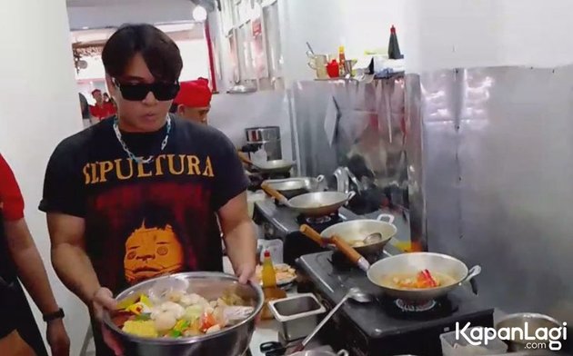 Backward Becoming an Artist After Being Criticized by Netizens, 8 Photos of Billy Syahputra Cooking Seblak for His New Business