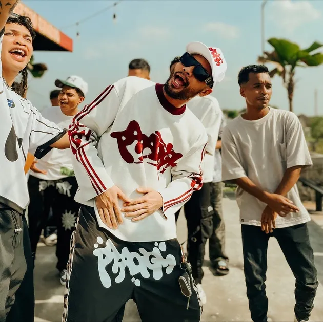 Ecko Show pakai baju putih