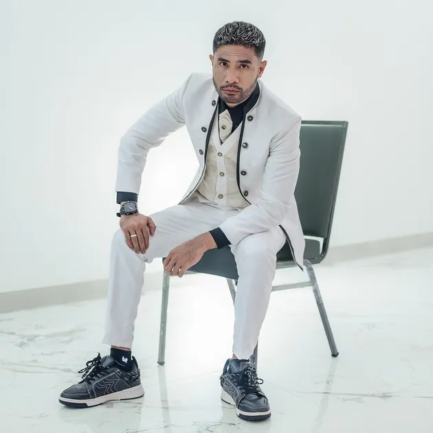 Ecko Show pakai jas putih