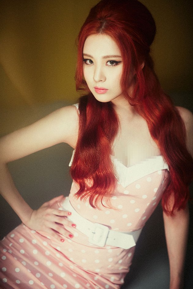 Meski merupakan member paling muda, Seohyun tak segan berpose menggoda nih. Mengusung vintage klasik '60-an, pesona dewasa yang ditampilkan begitu unik bukan?