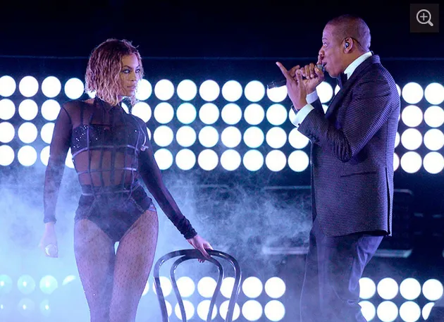 Beyonce dan Jay Z. Kemesraan pasangan ini dalam On The Run tour telah meraup keuntungan Rp 12.651.900.000,-