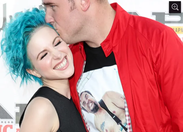 Hayley Williams dari Paramore dan Chad Gilbert dari New Found Glory. Dalam sebuah gigs di London, Hayley pernah melompat ke punggung Chad. Aawww..