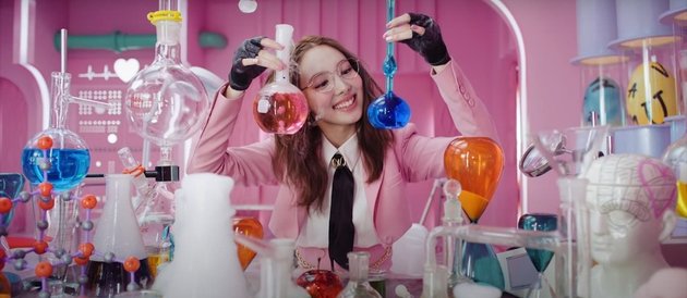 Newly Released MV 'SCIENTIST', TWICE Looks Beautiful with Lab Analyst Concept - Flooded with Fans' Praise!
