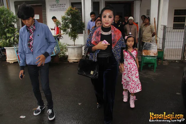 MACHICA MOCHTAR DAN ANAKNYA JALANI TES DNA - KapanLagi.com