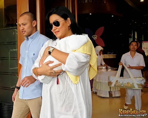 MARCELLA ZALIANTY TUNJUKKAN FOTO ANAK KEDUA - BARU LAHIR 