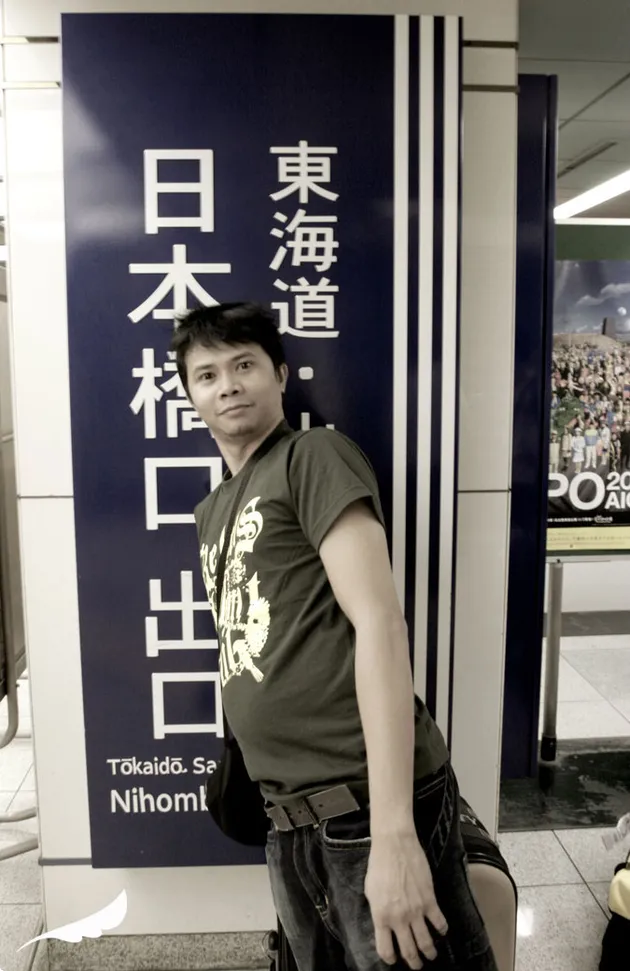 Drummer yang satu ini hobi narsis juga ya.