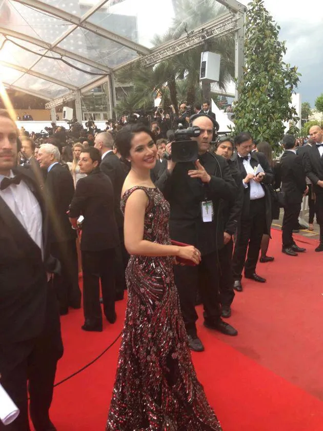 Maudy Koesnaedy tampil menawan di red carpet Cannes Film Festival 2013 di Perancis.