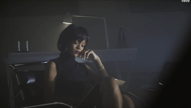 Si cantik dan seksi Rihanna memasang wajah galau saat berakting untuk klip 'The Monster'.