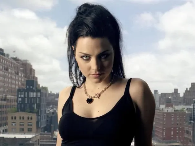 Amy Lee adalah frontman Evanescence yang selain memiliki suara yang khas, ia juga piawai bermain piano.