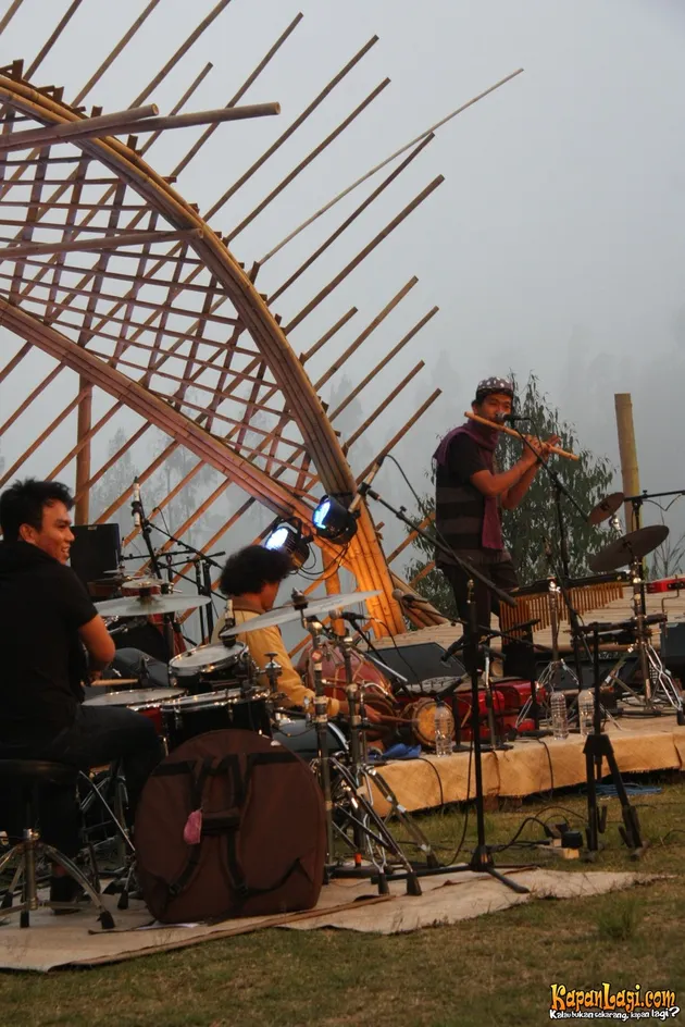 Dinginnya Bromo seolah terpanasnya oleh penampilan mereka.