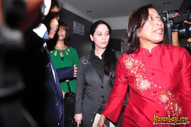 Seakan ingin cepat meninggalkan lokasi, Meriam menghindari kejaran kamera.