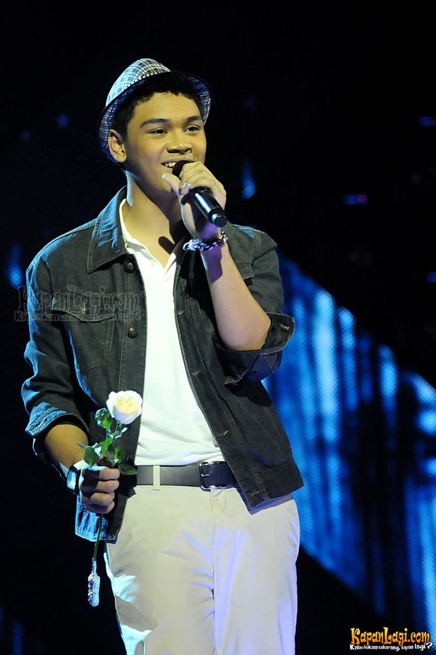 Romantis: Bawakan lagu Sempurna, Mikha Angelo bawa mawar putih ke atas panggung X Factor Indonesia.