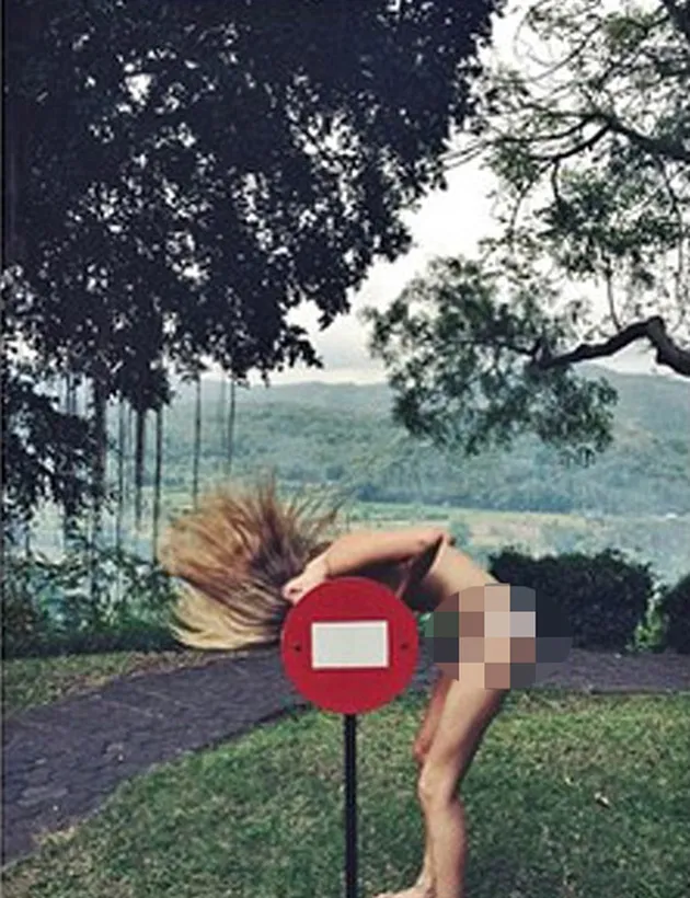 Cara Delevingne di Bali