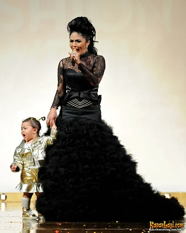 MOMEN MANIS KRISDAYANTI DAN AMORA DI KEMANG FASHION WEEK 