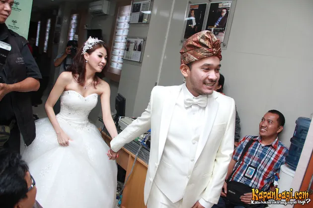 MOMEN MESRA RUBEN ONSU - WENDA TAN FITTING BAJU PENGANTIN 