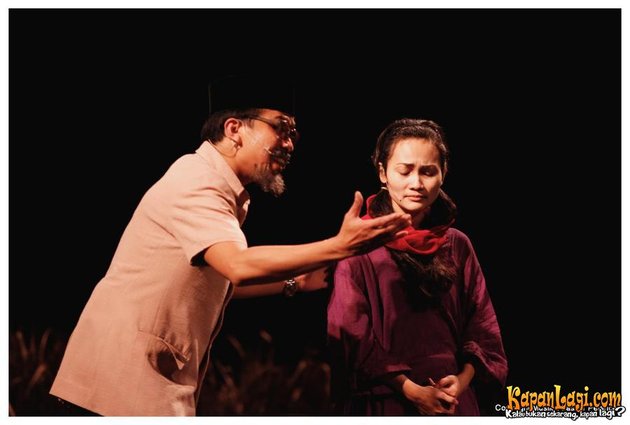 Dua tokoh penting dalam Laskar Pelangi, bu Muslimah dan Pak Kepala Sekolah dimunculkan dalam musikal ini.