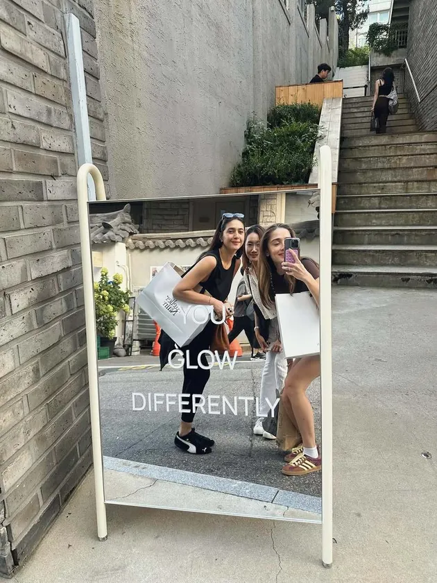 Nabila Syakieb Mirror Selfie