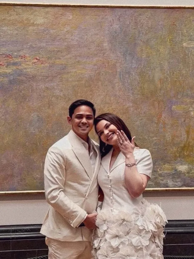 Nadira Adnan Melihat Lukisan Favoritnya