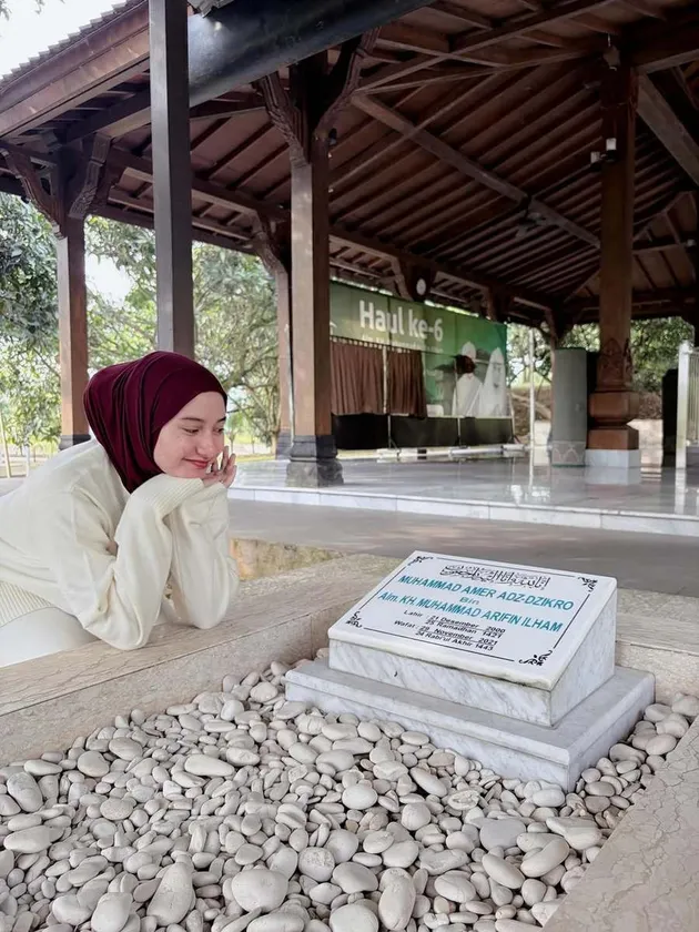 Nadzira Shafa Ziarah ke Makam Ameer Azzikra
