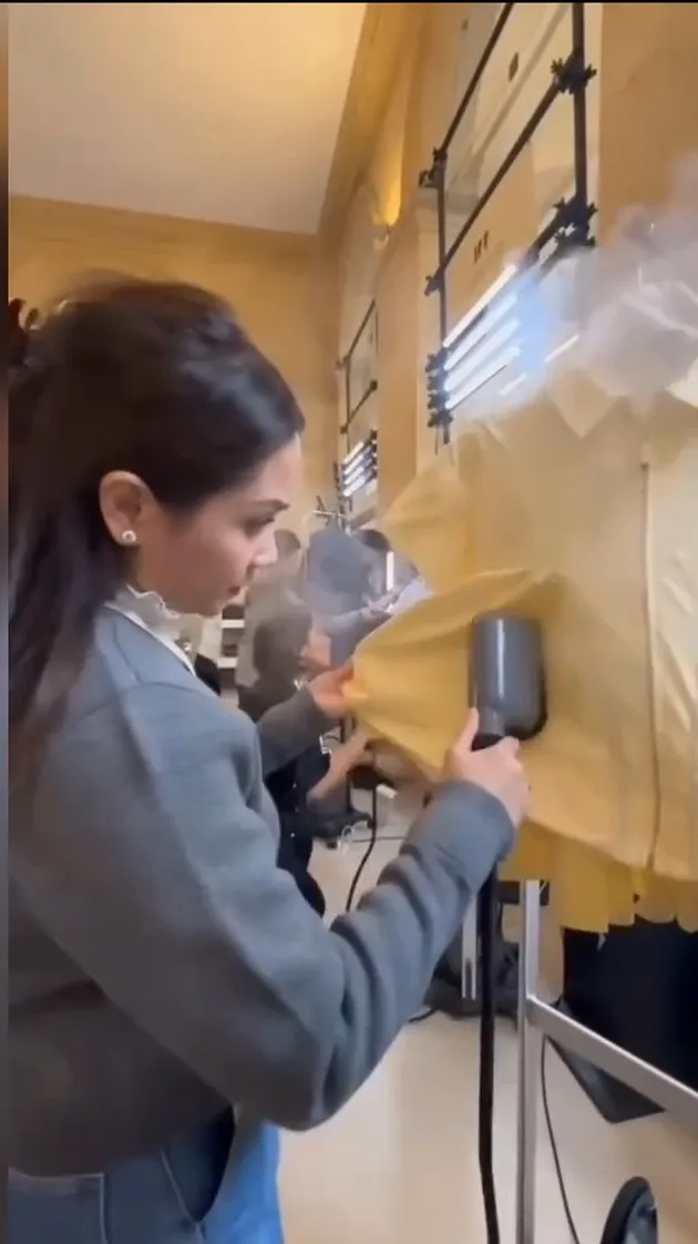 Nagita Slavina pakai setrika uap