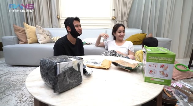 Nagita Slavina Shops for Cheap Items at an Online Shop, Invites Raffi Ahmad to Try Cheek Slimming Device with Hilarious Results