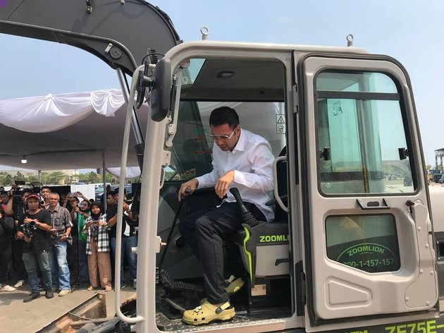 Raffi Ahmad Inaugurates the World's Largest Arcade Game by Riding an Excavator