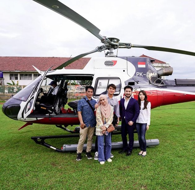 Taking a Helicopter Ride, 8 Photos of Lesti Kejora and Rizky Billar Visiting the Earthquake Victims in Cianjur - Providing Direct Assistance