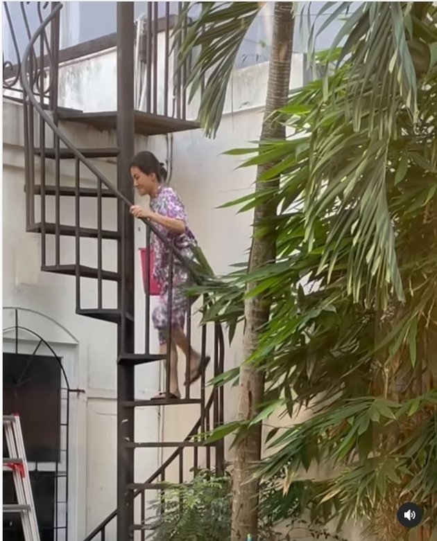 Going up and down the stairs, Peek at 7 Pictures of Sarwendah who is Independent Carrying Laundry Bucket to be Dried - Flood of Praise and Becomes a Role Model for Netizens