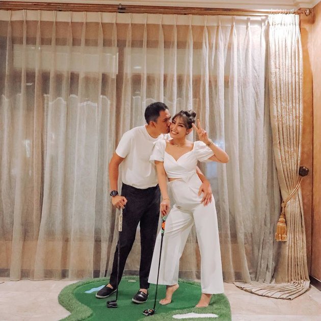 Regi Datau's Name Dragged into Cheating Rumors, Here are 8 Intimate Photos of Ayu Dewi and Her Husband that Are Currently in the Spotlight