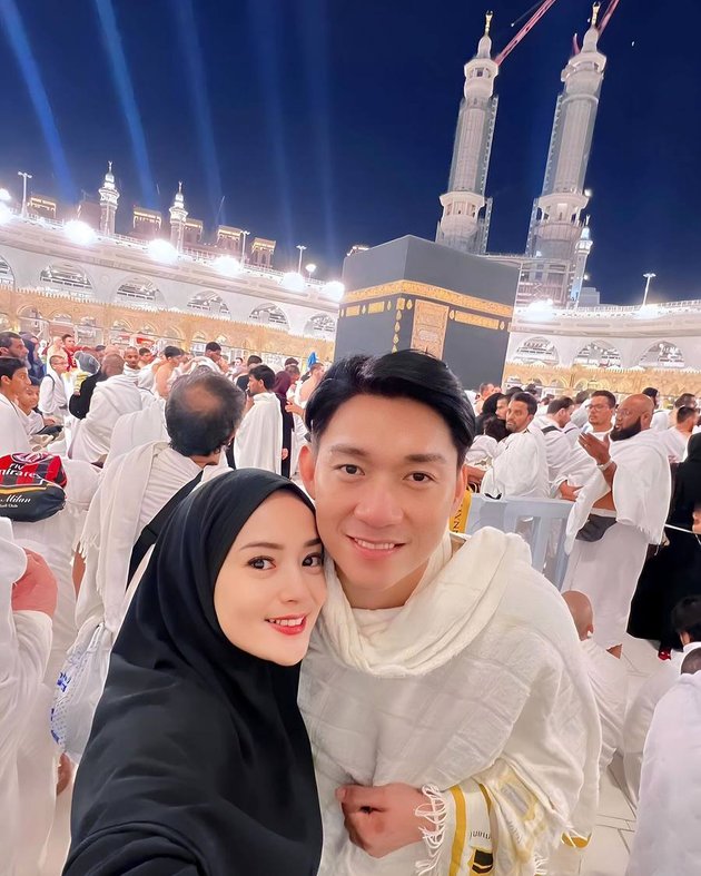 Crying in Front of the Kaaba, 8 Portraits of Ifan Seventeen and Citra Monica's Umrah - Worship and Romantic Date at the Same Time