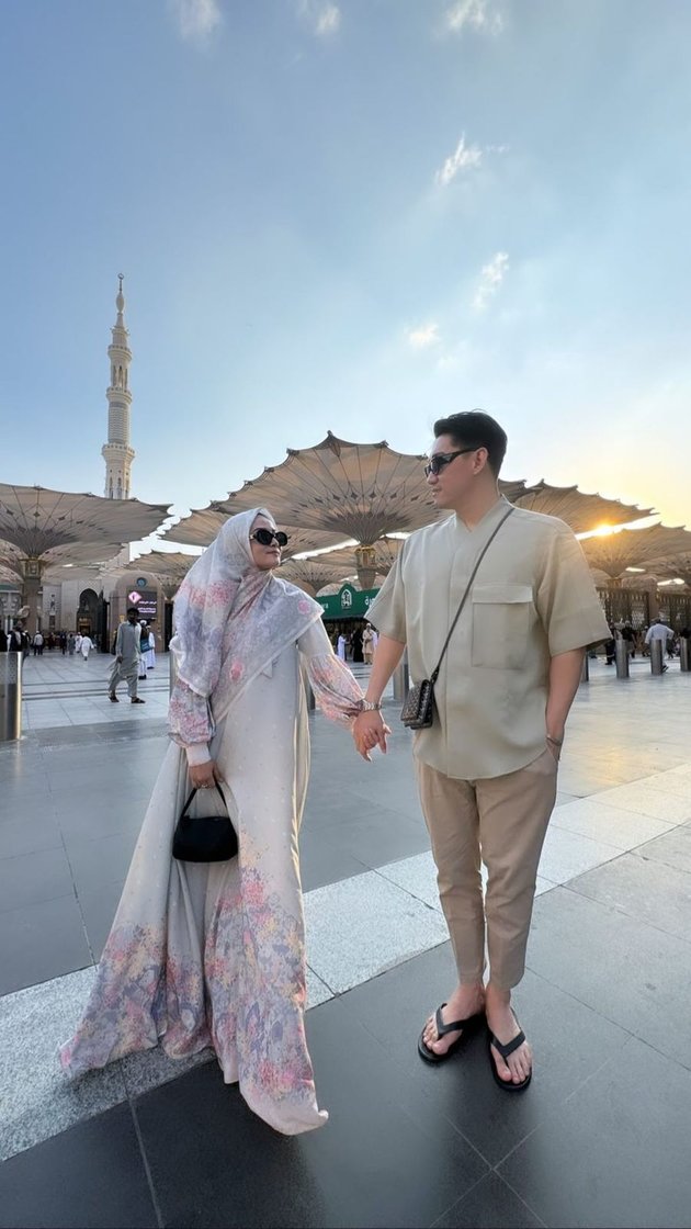 Crying in Front of the Kaaba, 8 Portraits of Ifan Seventeen and Citra Monica's Umrah - Worship and Romantic Date at the Same Time