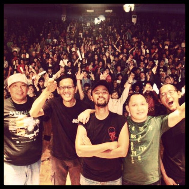 Dibentuk di kota Bandung pada tahun 1994, band ini menjadi pengaruh sekaligus pelopor banyak band indie di Indonesia.