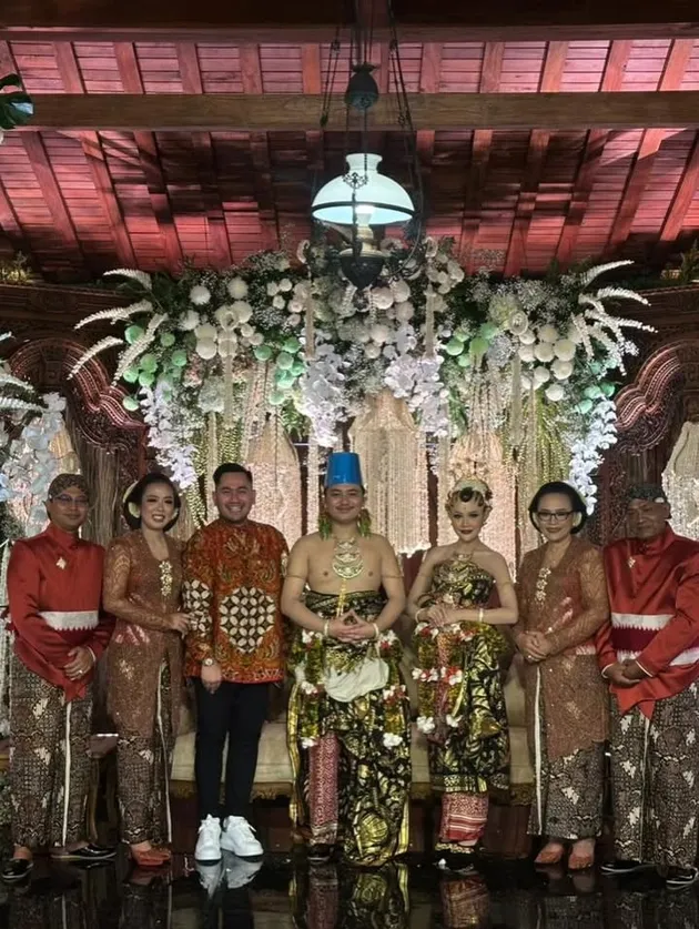 Nassar pakai batik di resepsi anak Soimah