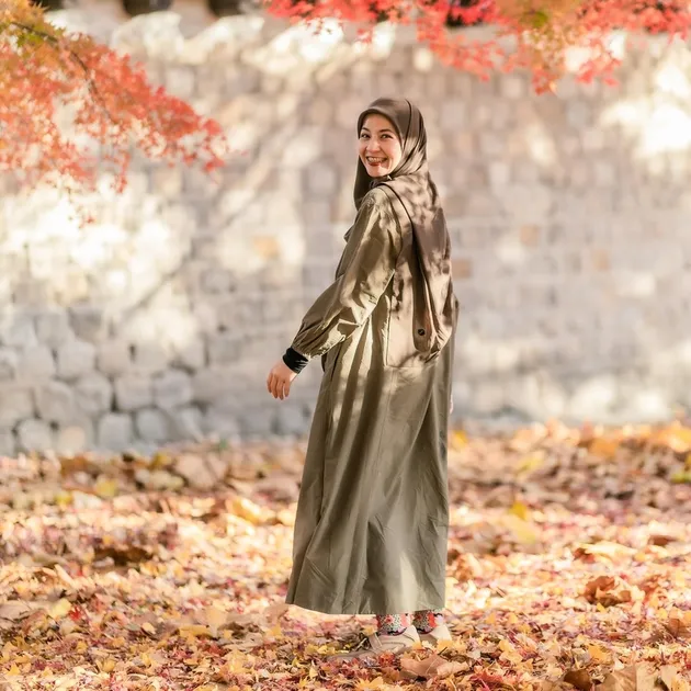 Natasha Rizky di tengah dedaunan